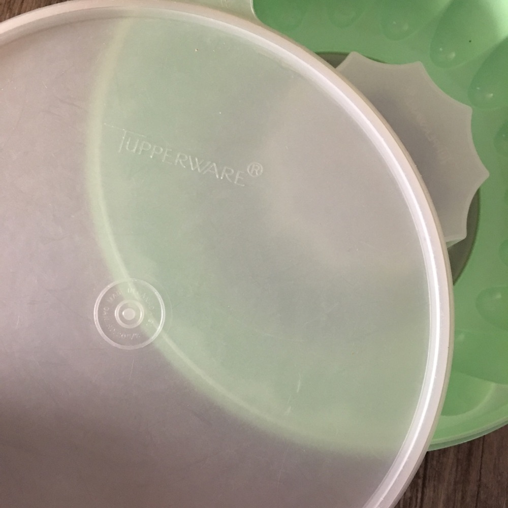 Jello Mold - light Green w-clear lid-Tupperware